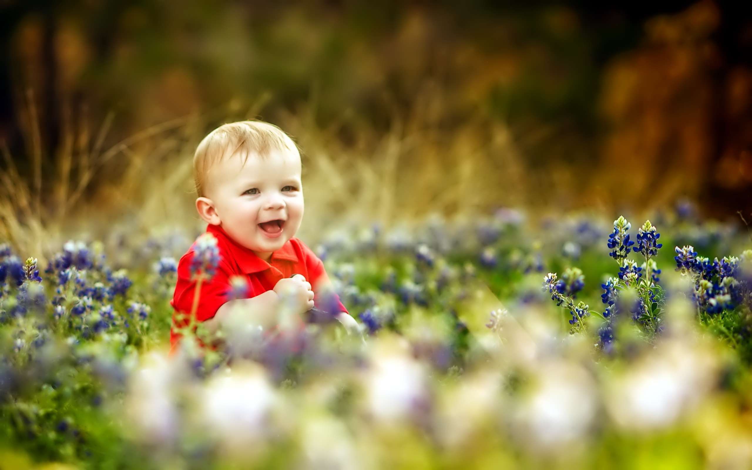 Hãy cùng ngắm nhìn hình ảnh em bé đáng yêu này và cảm nhận sự tình cảm và hạnh phúc thấm đầy. Những nụ cười tuyệt đẹp và sự chân thành của em bé sẽ khiến bạn đắm chìm trong niềm hạnh phúc.