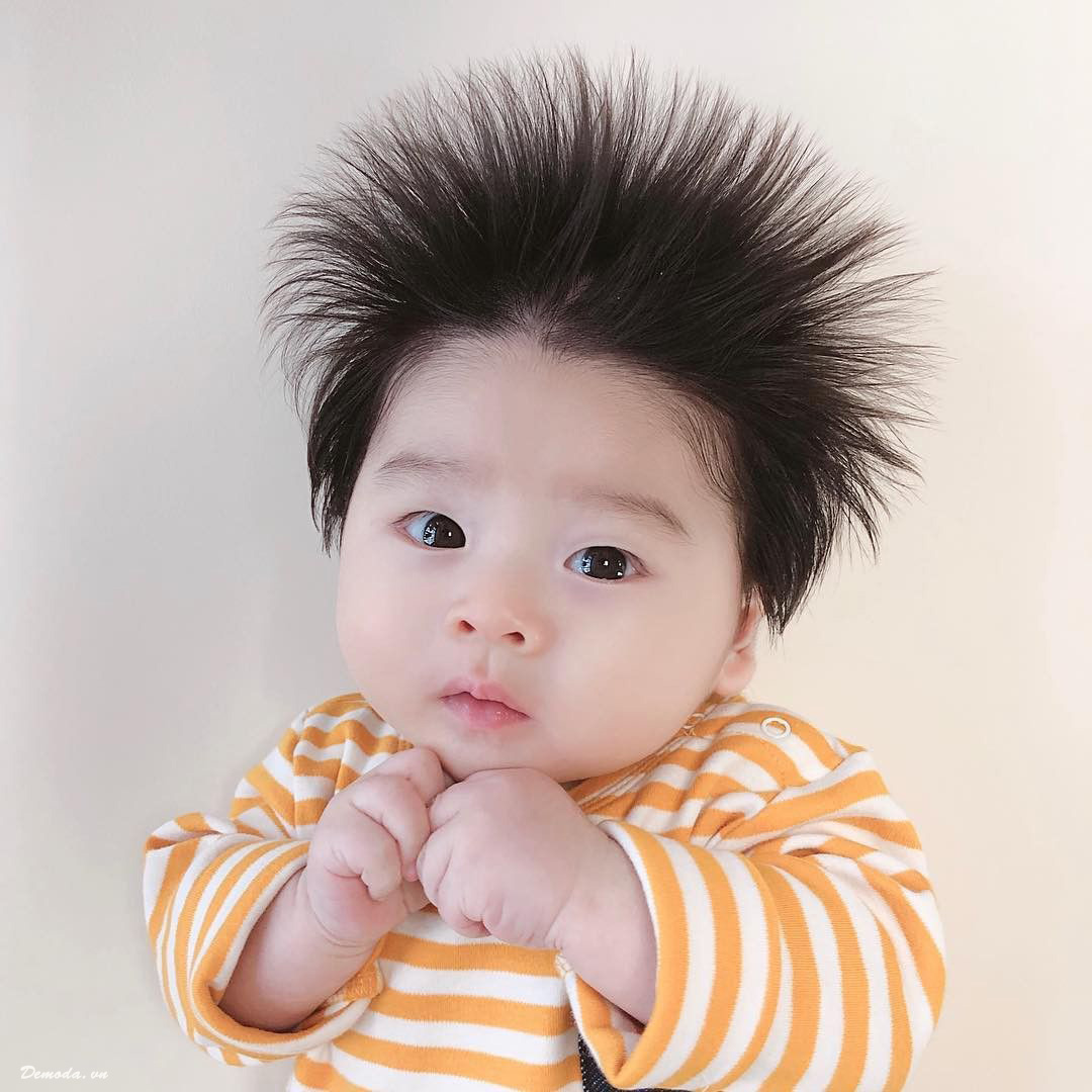 You don't want to miss this cute Korean baby image! This little girl has big round eyes and adorable curly hair that will definitely make you smile immediately.