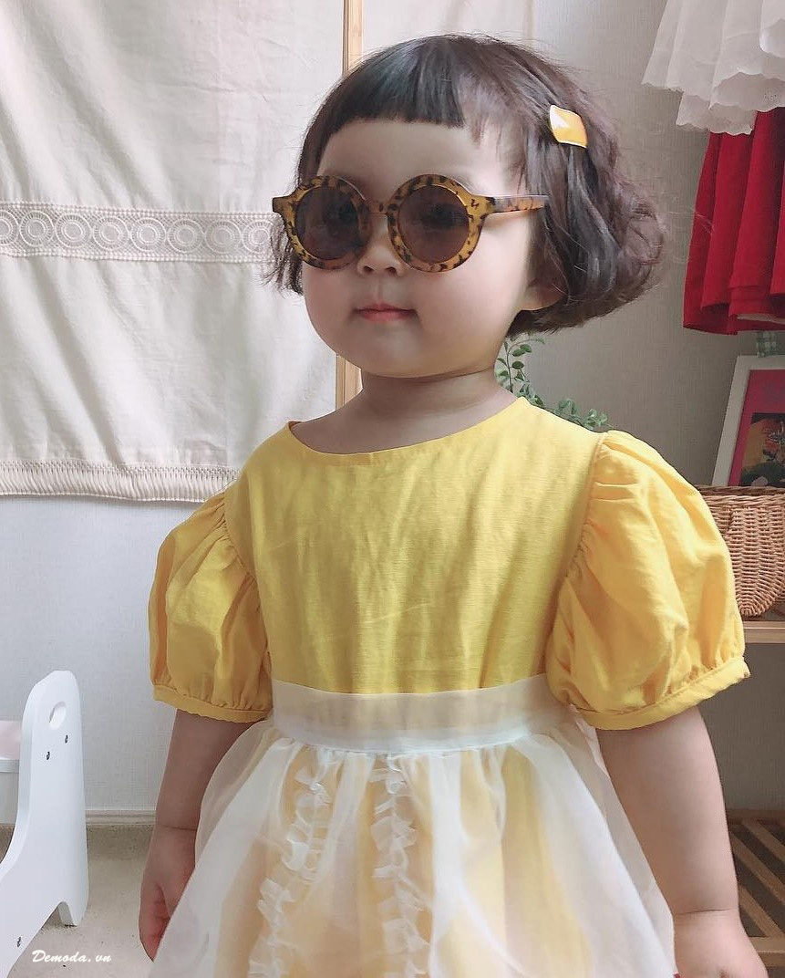 Em bé Hàn Quốc với gu thời trang đáng yêu sẽ khiến bạn không thể rời mắt khỏi bức ảnh. Xem ngay để thưởng thức vẻ đáng yêu của em bé Hàn Quốc!