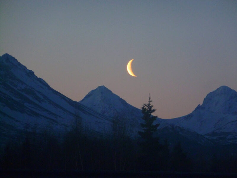 ảnh mặt trăng khuyết sau lưing núi
