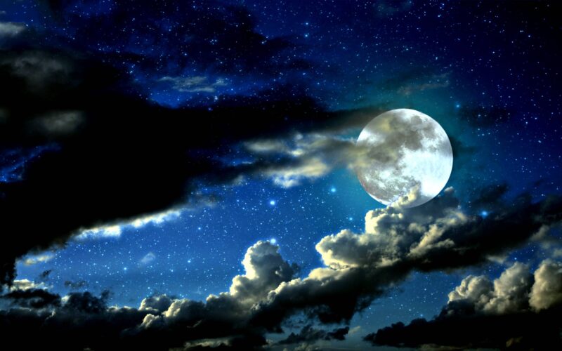 ảnh mặt trăng lung linh giữa đám mây