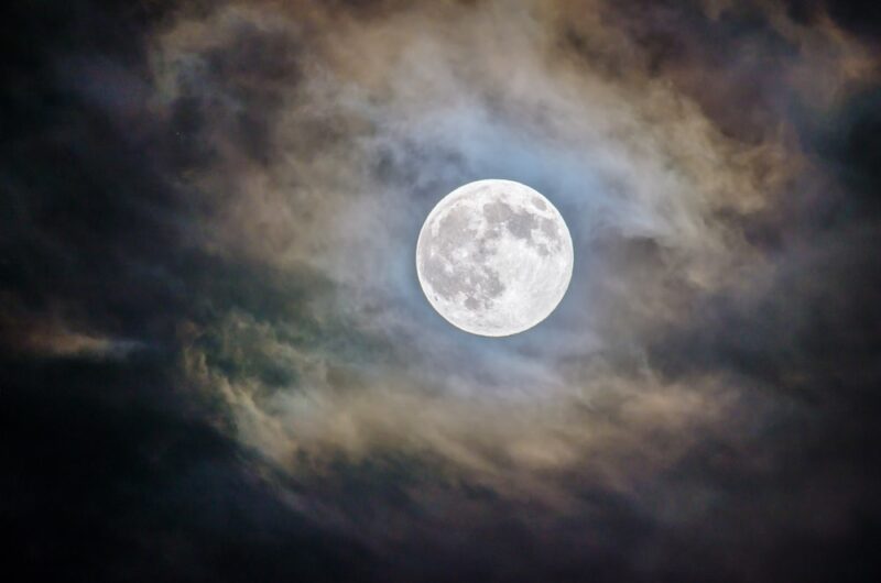 ảnh mặt trăng sáng chiếu vào đám mây