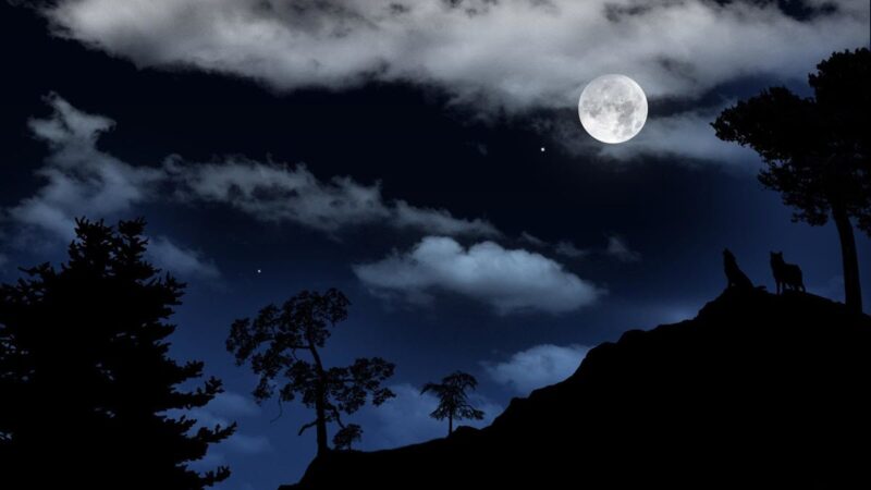 Ảnh mặt trăng và mây vào ban đêm