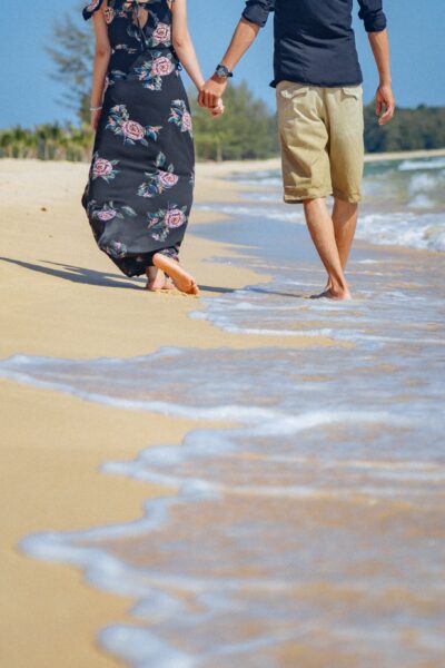 hình ảnh nắm tay nhau đi dạo trên bãi biển