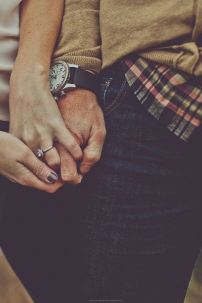 Foto von Ehemann und Ehefrau, die Händchen halten