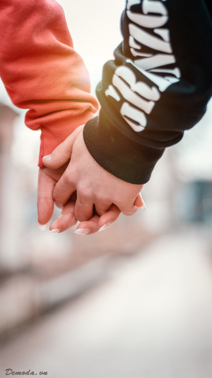 Nắm tay nhau đẹp lãng mạn sẽ mang đến cho bạn những cảm xúc tuyệt vời. Đó là tình cảm chân thành, sự yêu thương và sự quan tâm. Cùng nhau nắm tay chặt, thật đẹp và ý nghĩa!