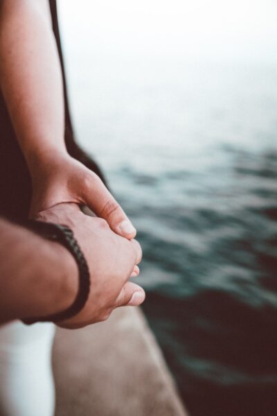 ảnh nắm tay trước biển