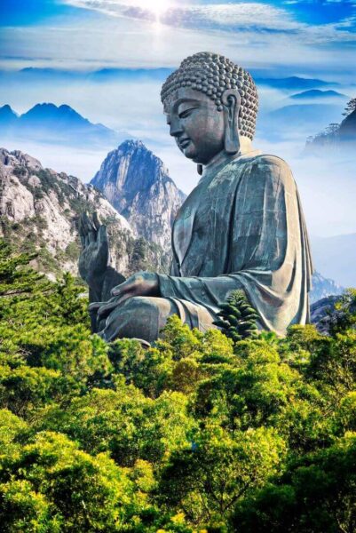 ảnh phật a di đà trên đỉnh núi thiêng