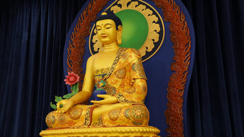 ảnh phật dược sư tay cầm lọ màu lưu ly