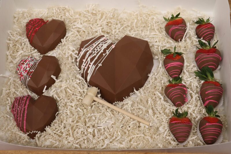 ảnh socola hình trái tim và quả dâu