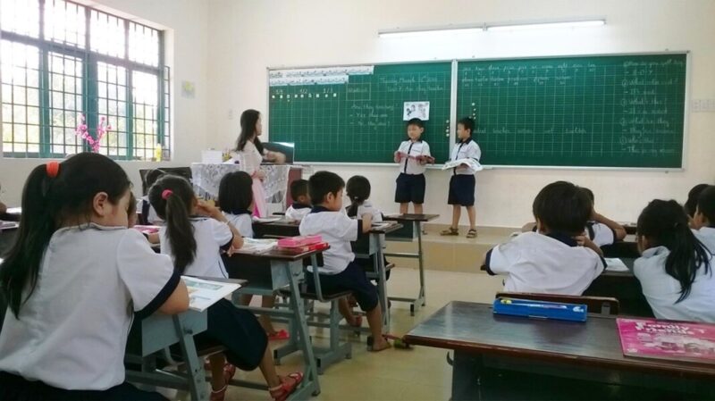 Bild eines Lehrers, der einen Schüler um den Unterricht bittet