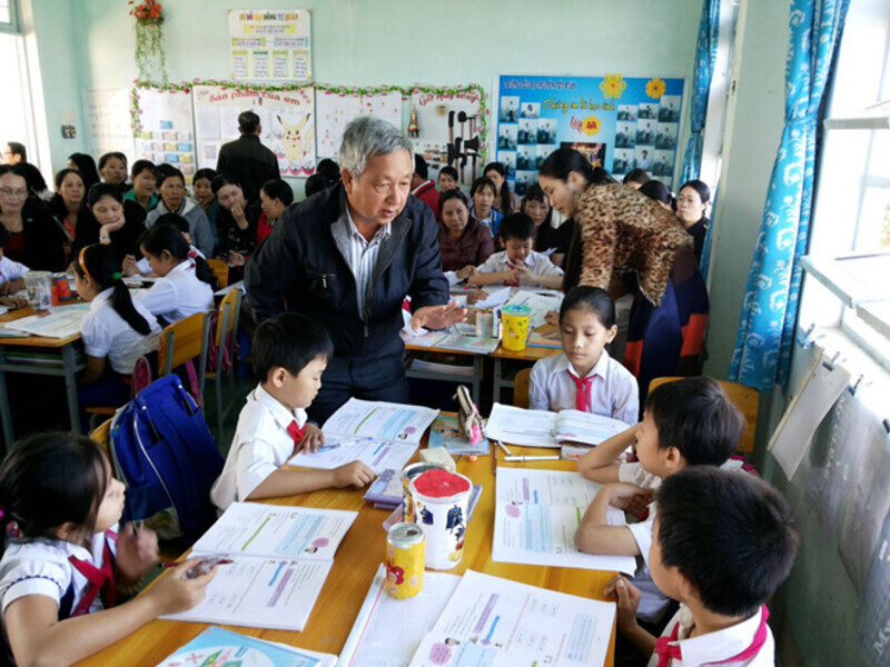 Foto eines Lehrers, der Unterricht mit Schülern austauscht