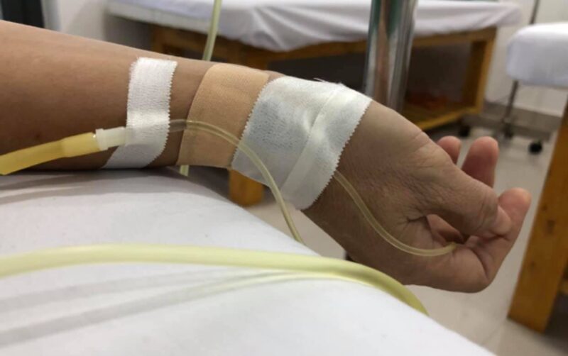 Ảnh truyền nước biển ở tay trong trạm xá