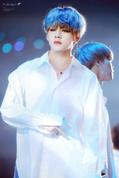 Ảnh V tóc xanh áo trắng tinh khiết