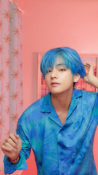 Ảnh V tóc xanh đang chỉnh sửa tóc tai