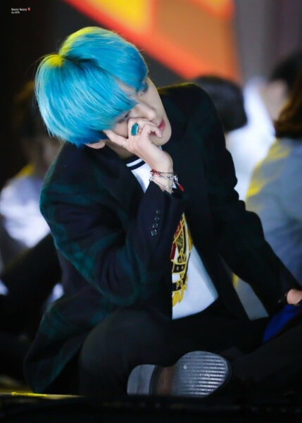 Ảnh V tóc xanh đang trình diễn