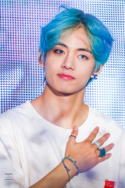 Ảnh V tóc xanh đẹp trai