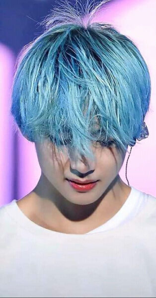 Ảnh V tóc xanh hơi cúi mặt