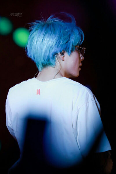 Ảnh V tóc xanh nhìn từ phía sau