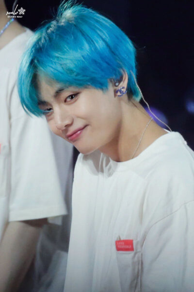 Ảnh V tóc xanh so cute