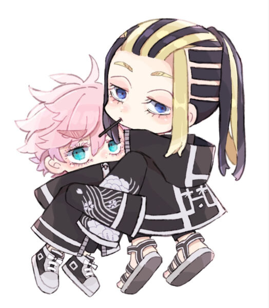 Ảnh Wakasa ôm cậu bé tóc hồng, hình chibi