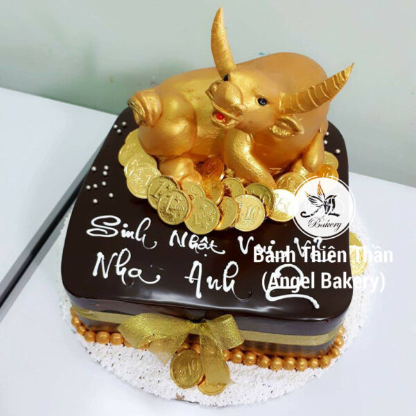 Bánh sinh nhật con trâu vàng