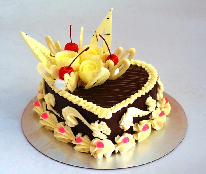 Bánh sinh nhật hình trái tim màu ngọt ngào