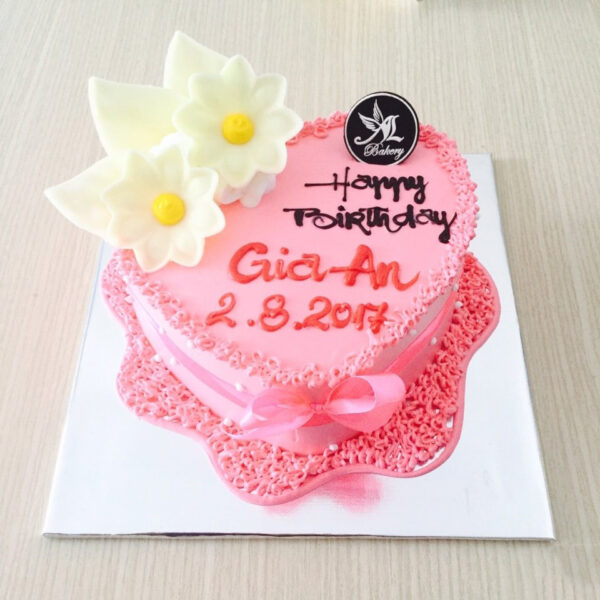 Bánh sinh nhật hình trái tim màu tặng bé gái