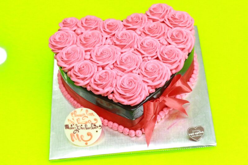 Bánh sinh nhật hình trái tim tạo hình hoa hồng dễ thương