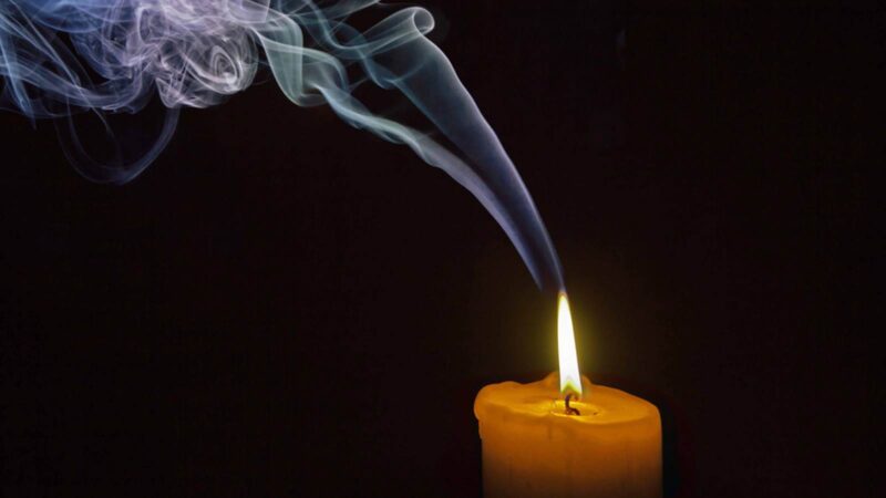 Hình ảnh buồn đám tang nến và làn khói