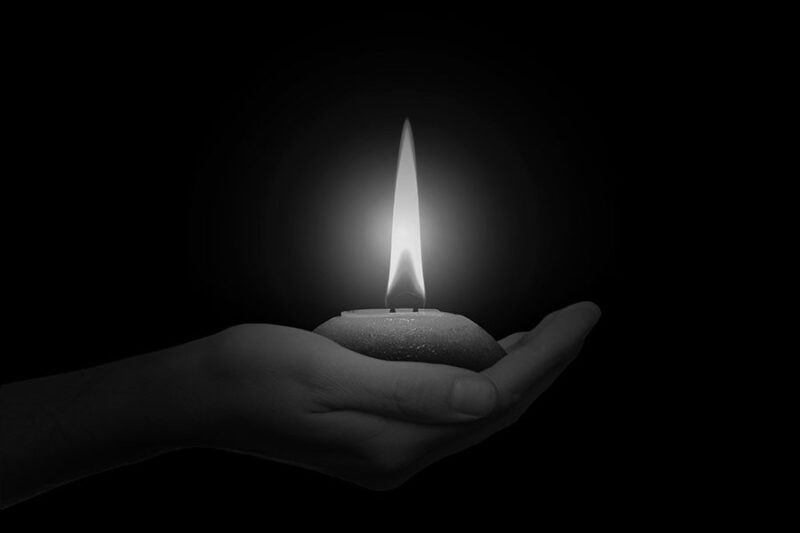 Hình ảnh buồn đám tang tay cầm nến