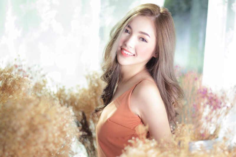 Hình ảnh cô gái cười tươi