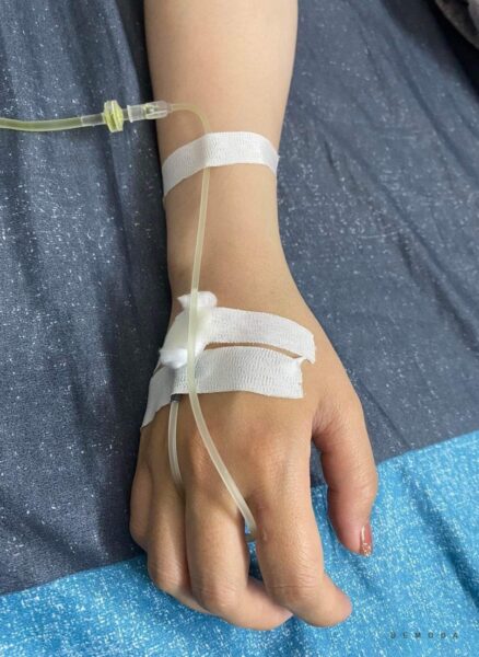 hình ảnh truyền nước biển ở tay nữ tại nhà