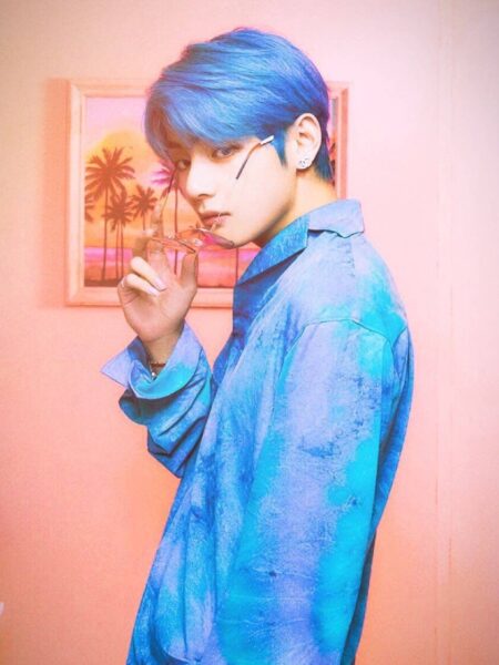 Hình ảnh V tóc xanh tháo kính siêu đẹp