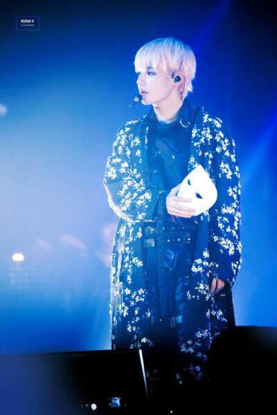 Hình ảnh V tóc xanh tháo mặt lạ