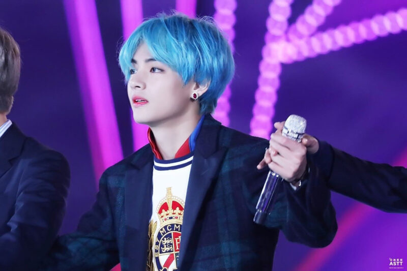 Hình ảnh V tóc xanh truyền mic cho chàng trai bí ẩn