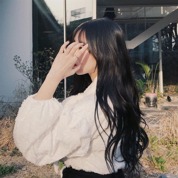 Hình avatar nữ tay che mặt