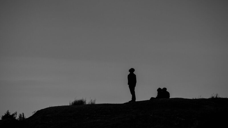 Hình buồn đám tang bóng người