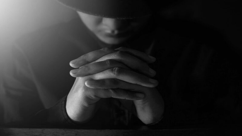 Hình buồn đám tang chắp tay