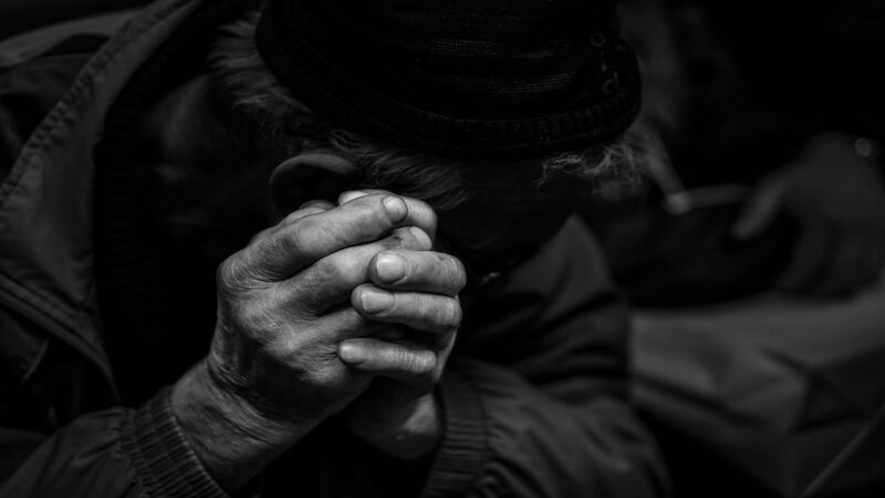 Hình buồn đám tang nắm chặt tay