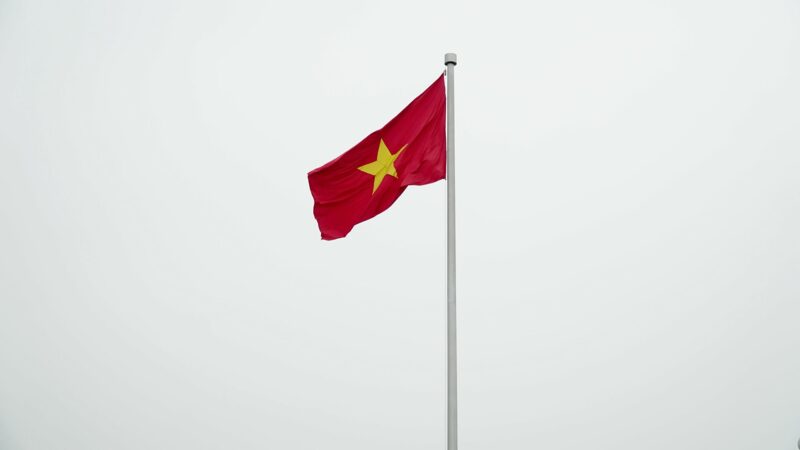 Hình nền cờ Việt Nam khi trời âm u