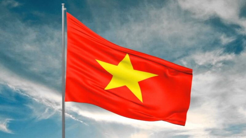 Hình nền cờ Việt Nam trên bầu trời xanh ngát