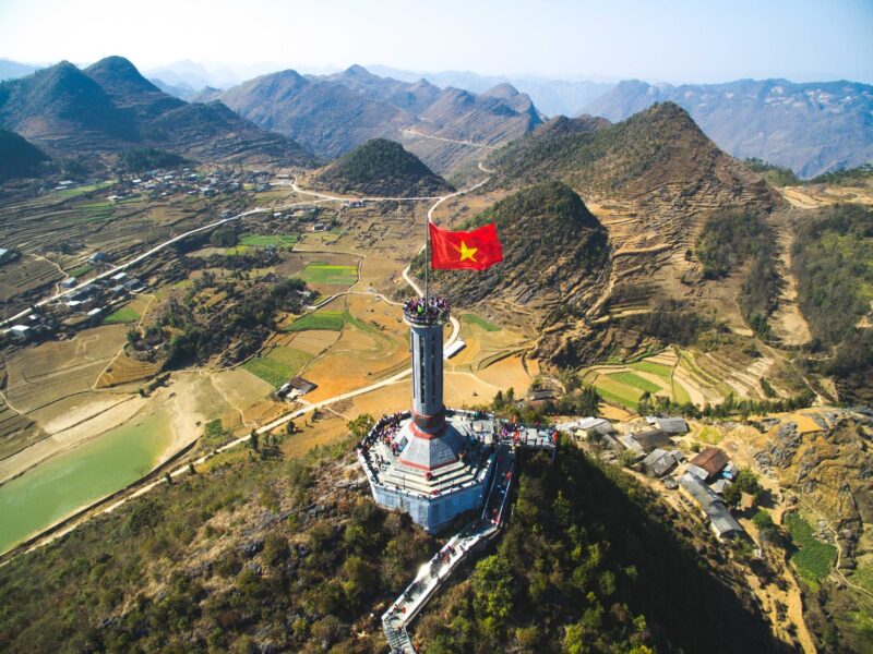 Hình nền cờ Việt Nam trên vùng núi