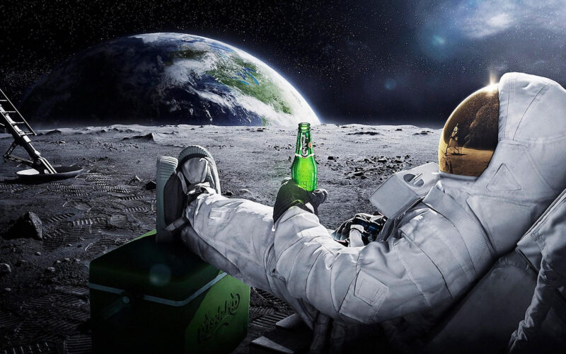 Hình nền phi hành gia uống rượu trên mặt trăng