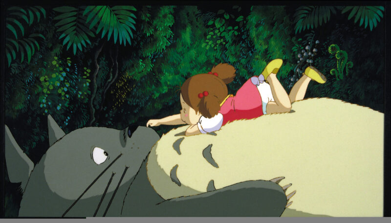 Hình nền Totoro đùa nghịch cùng bé gái