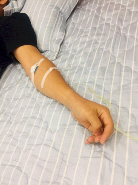 Hình truyền nước biển ở tay cho nam