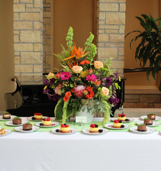 mẫu hoa để bàn ăn sang trọng