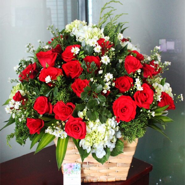 mẫu hoa để bàn hồng đỏ sang trọng