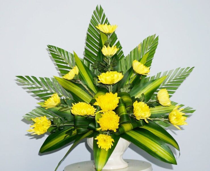 mẫu hoa để bàn lẵng hoa cúc vàng