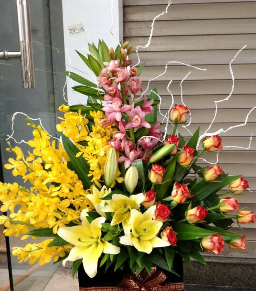 mẫu hoa để bàn lẵng hoa ly, hoa hồng, hoa lan